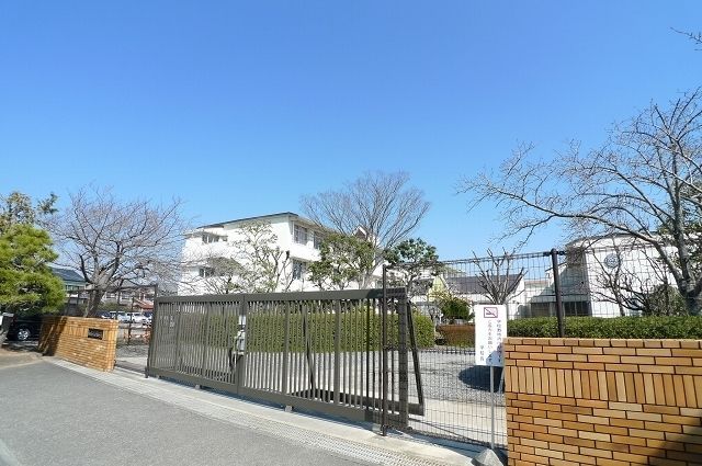 近くの六合東小学校まで500m(徒歩7分)
