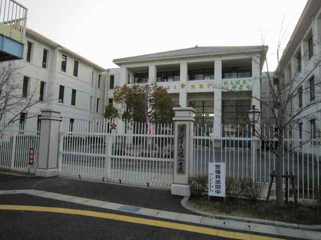 近くの近江八幡市立八幡小学校まで1,160m（徒歩15分）