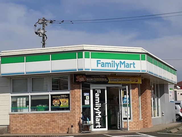 近くのファミリーマート戸島西店まで600m（徒歩8分）