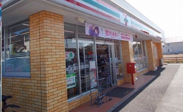 近くのコンビニまで700m（徒歩9分）