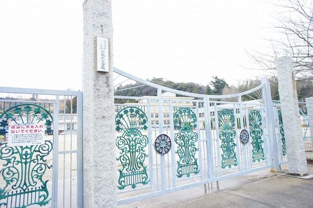 近くの平第6小学校まで500m（徒歩7分）