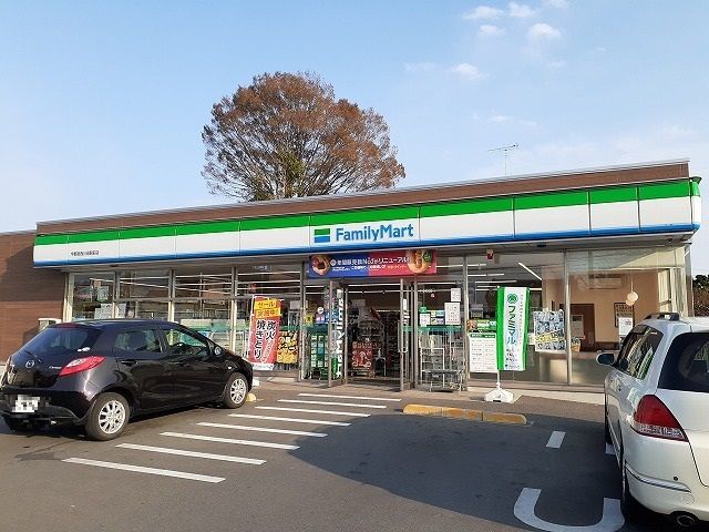 近くのファミリーマート西川田駅前店まで950m（徒歩12分）