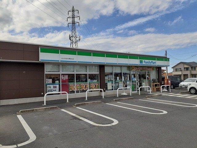 近くのファミリーマート津田北店まで340m（徒歩5分）