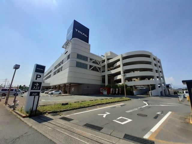 近くのトライアル伊勢崎中央店まで450m（徒歩6分）