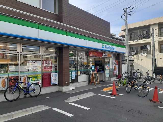 近くのファミリーマート岡大前まで450m（徒歩6分）