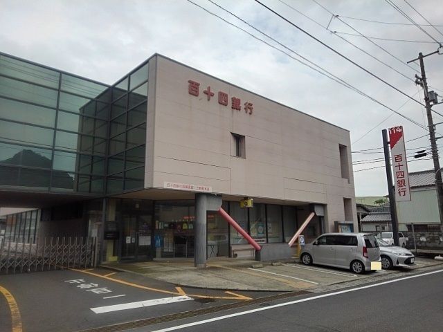 近くの百十四銀行高瀬店まで1,200m（徒歩15分）