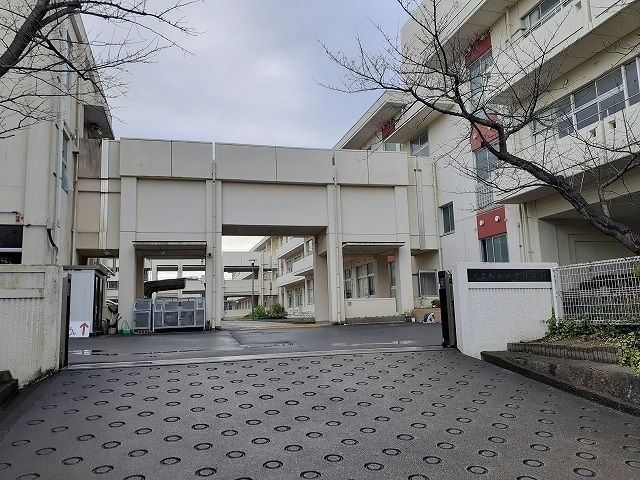 近くの武豊小学校まで1,100m（徒歩14分）