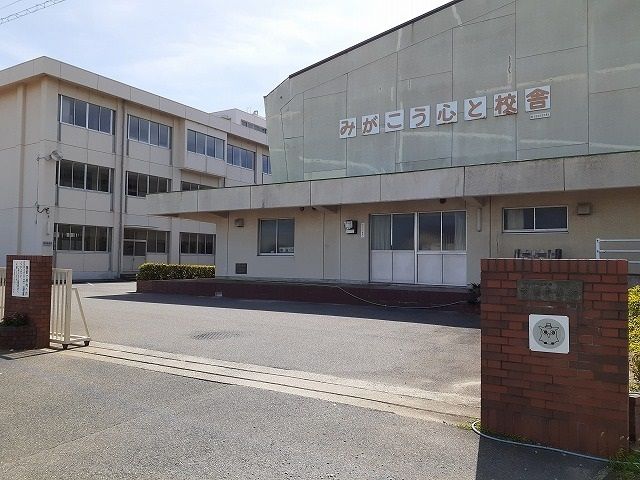 近くの武豊中学校まで900m（徒歩12分）