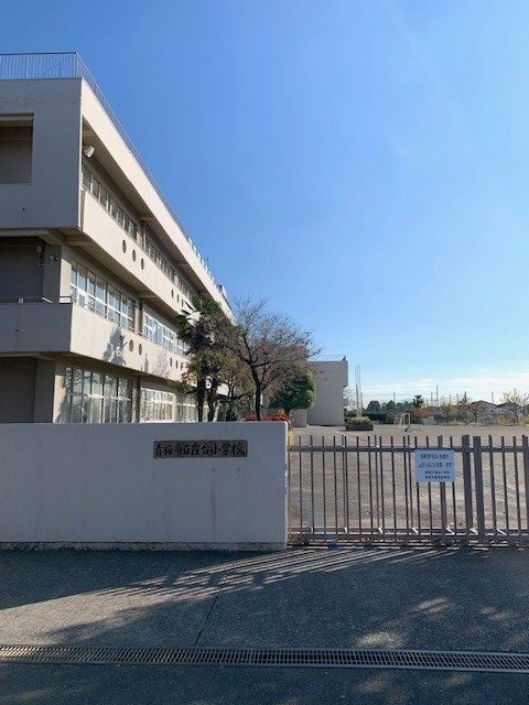 近くの青梅市立霞台小学校まで550m(徒歩7分)