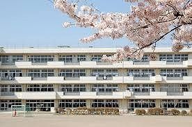 近くの上柴西小学校まで700m（徒歩9分）