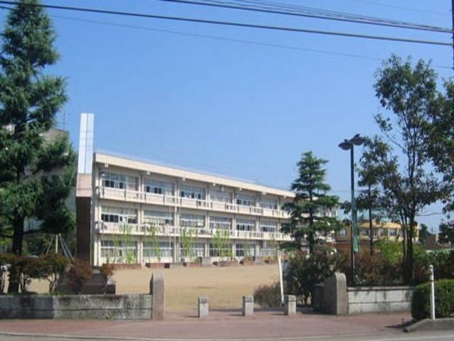 近くの小学校まで740m（徒歩10分）