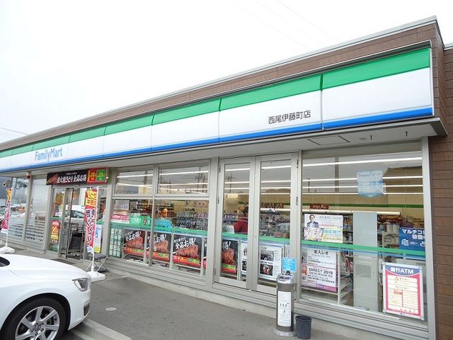 近くのファミリーマート西尾伊藤町店まで500m(徒歩7分)