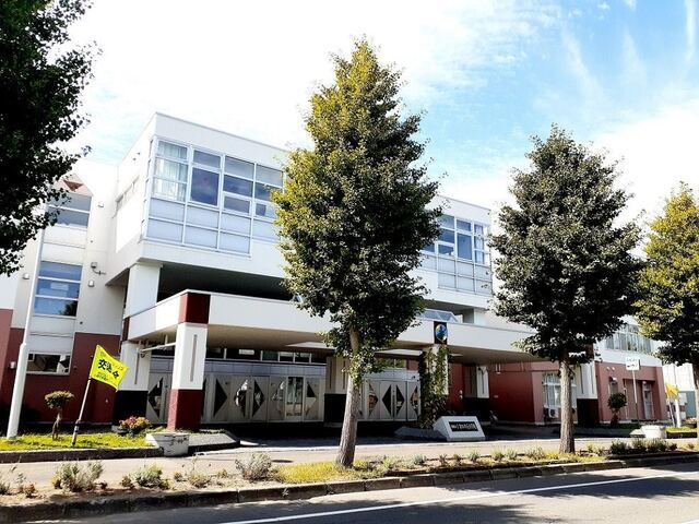 近くのノホロの丘小学校まで400m（徒歩5分）