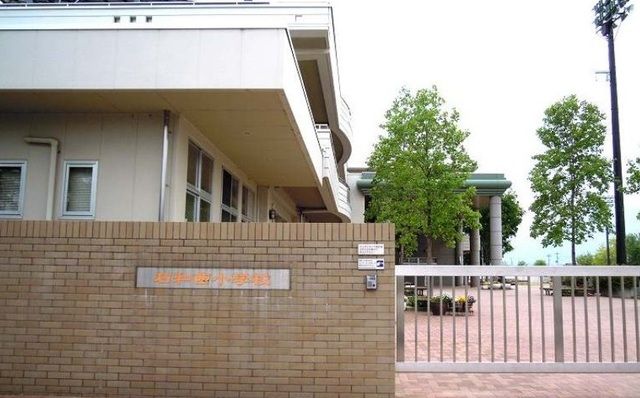 近くの笛吹市立石和西小学校まで1,300m（徒歩17分）