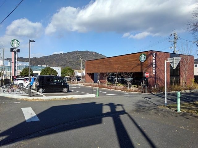 近くのスターバックスコーヒーまで1,200m（徒歩15分）