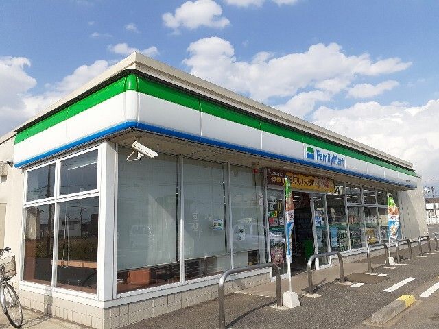近くのファミリーマート筑西布川店まで600m（徒歩8分）