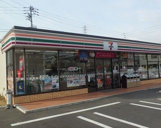 近くのコンビニまで700m（徒歩9分）