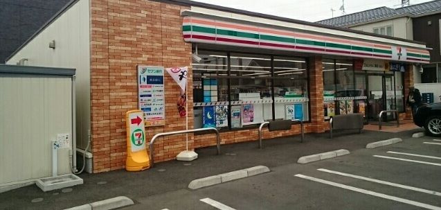 近くのセブンイレブンまで370m（徒歩5分）