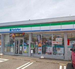 近くのファミリーマートまで450m(徒歩6分)