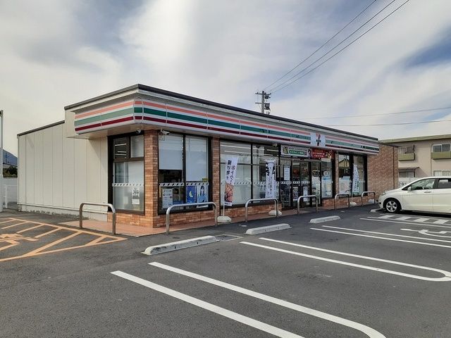 近くのコンビニまで600m（徒歩8分）