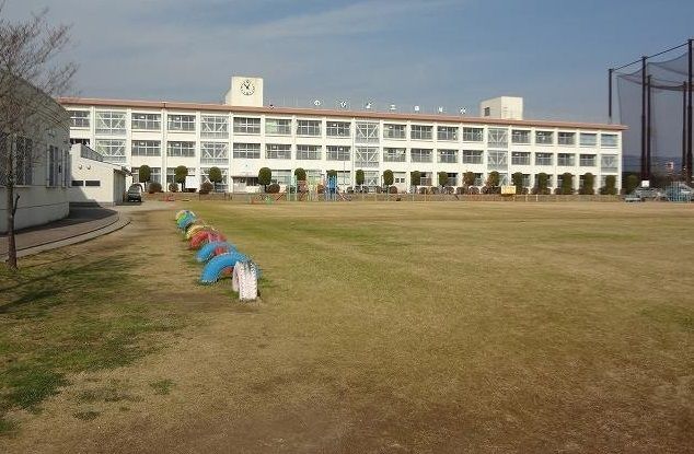 近くの三田川小学校まで950m(徒歩12分)