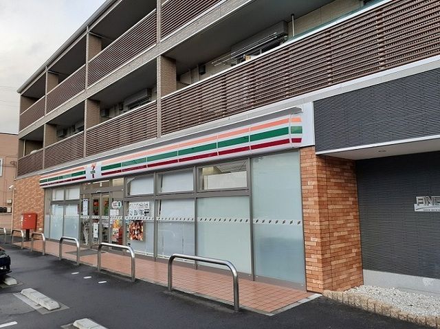 近くのコンビニまで436m（徒歩6分）