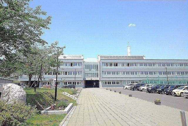 近くの手稲中学校まで360m（徒歩5分）