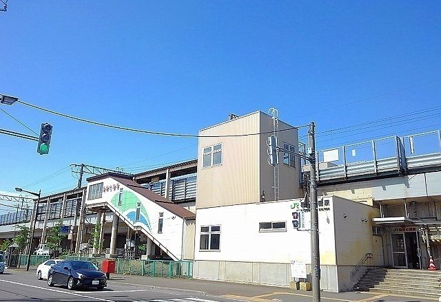 近くのＪＲ稲積公園駅まで1,400m（徒歩18分）