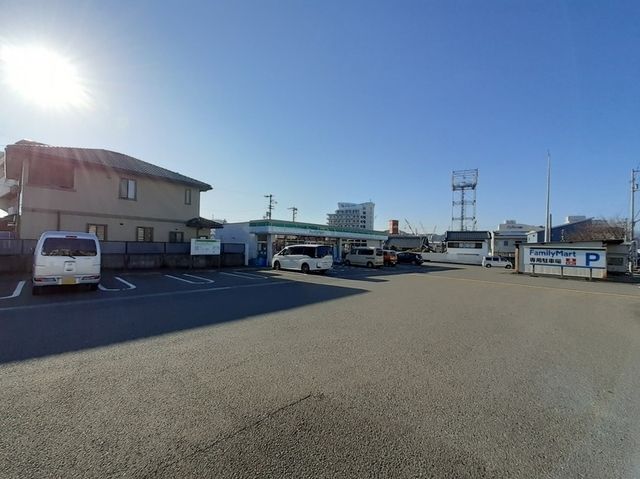 近くのファミリーマート高知仁井田店まで650m(徒歩9分)