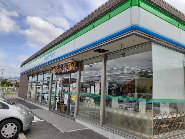近くのファミリーマート川尻店様まで600m(徒歩8分)