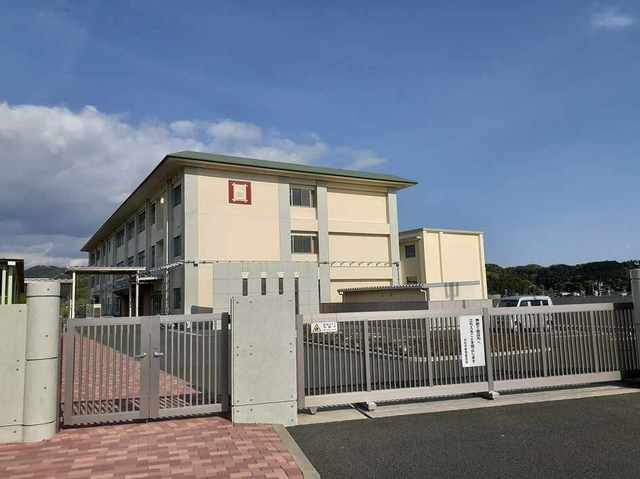 近くの浜松市立井伊谷小学校まで600m(徒歩8分)