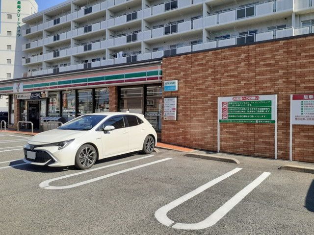 近くのコンビニまで87m（徒歩2分）