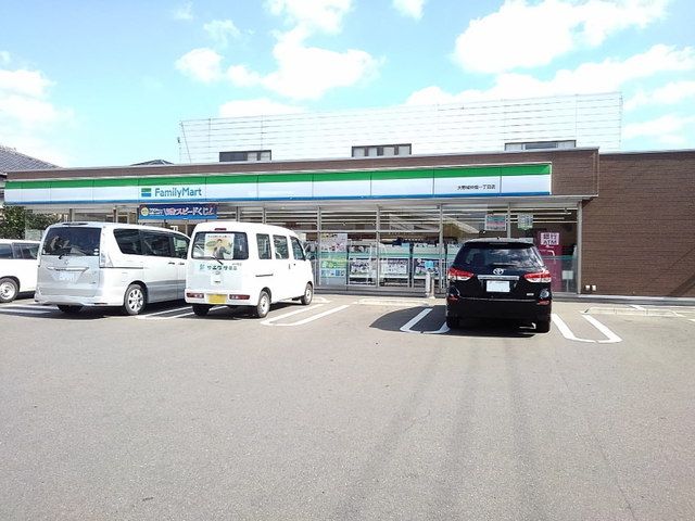 近くのファミリーマートまで350m（徒歩5分）