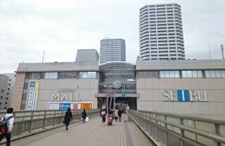 近くのオーロラモールまで1,250m（徒歩16分）