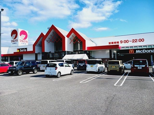 近くのマルナカ北条店まで650m（徒歩9分）