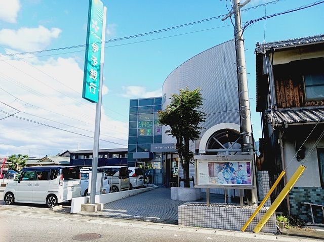 近くの伊予銀行北条支店様まで350m（徒歩5分）