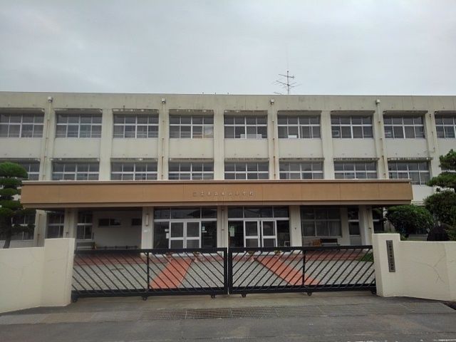 近くの三豊市立本山小学校まで700m（徒歩9分）