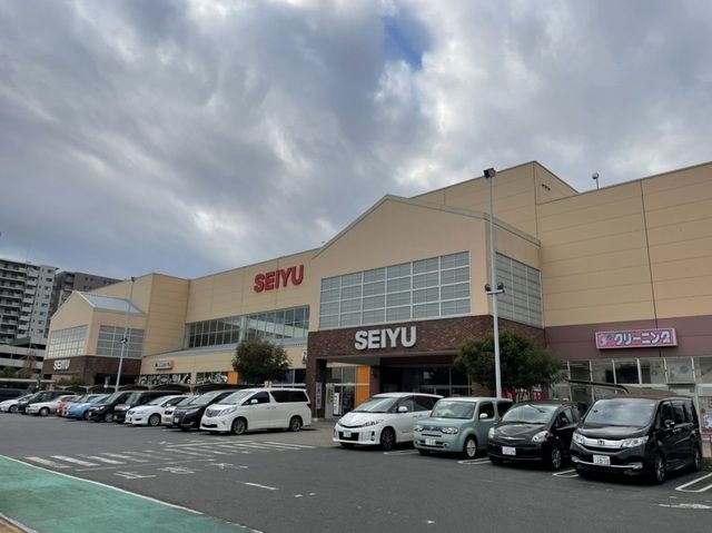 近くの西友ひたち野うしく店まで500m(徒歩7分)