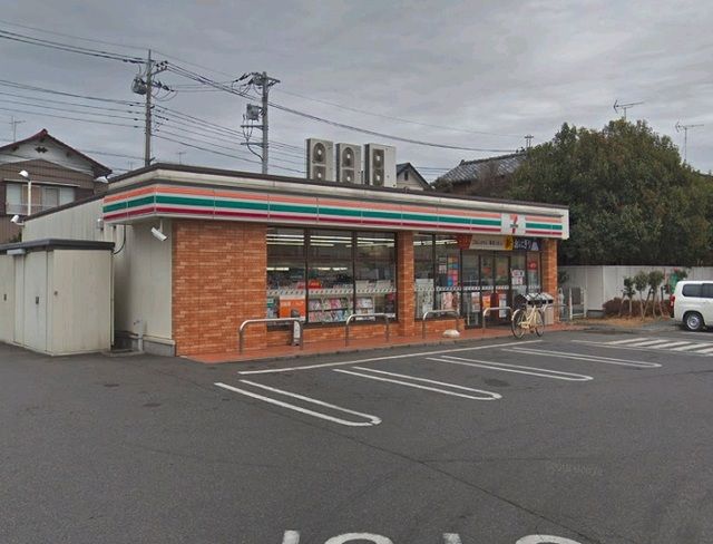 近くのファミリーマートまで240m(徒歩3分)
