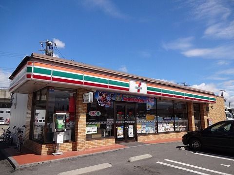 近くのセブンイレブン日出山1丁目店まで500m（徒歩7分）