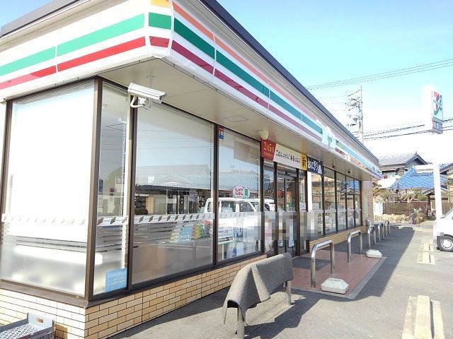 近くのセブンイレブン桜町店まで230m（徒歩3分）