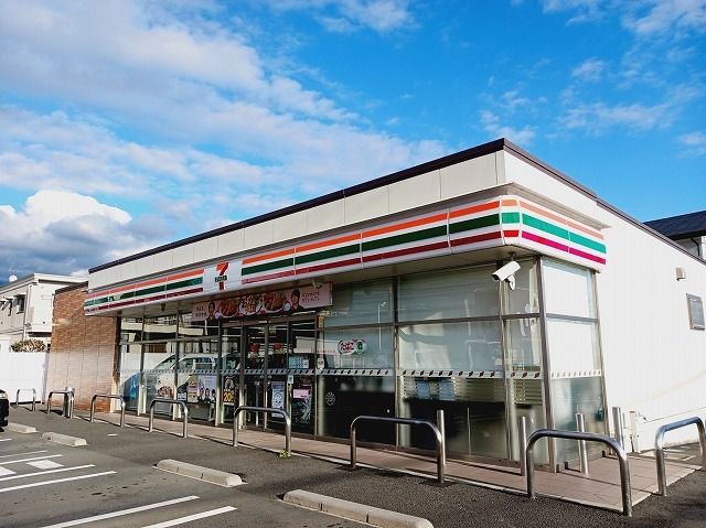 近くのセブンイレブン万野原南店まで600m(徒歩8分)