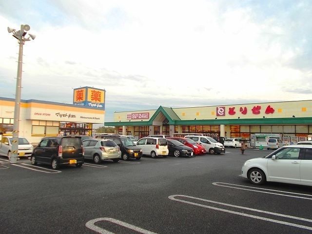 近くのとりせん平和町店まで750m（徒歩10分）
