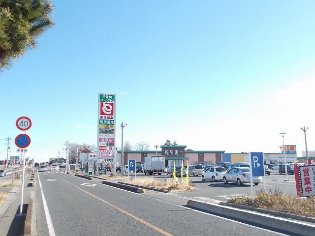 近くの蔦屋書店伊勢崎平和町店まで700m（徒歩9分）