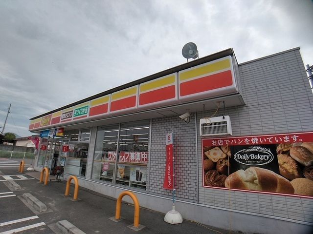 近くのデイリーヤマザキ多度津町桜川店まで1,800m（徒歩23分）