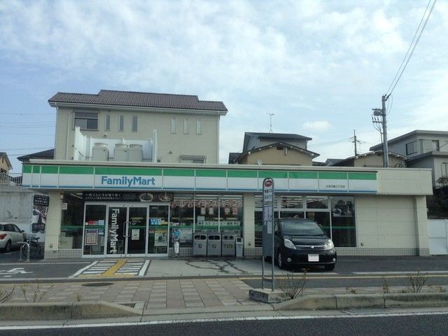 近くのファミリーマート大津月輪３丁目まで450m（徒歩6分）