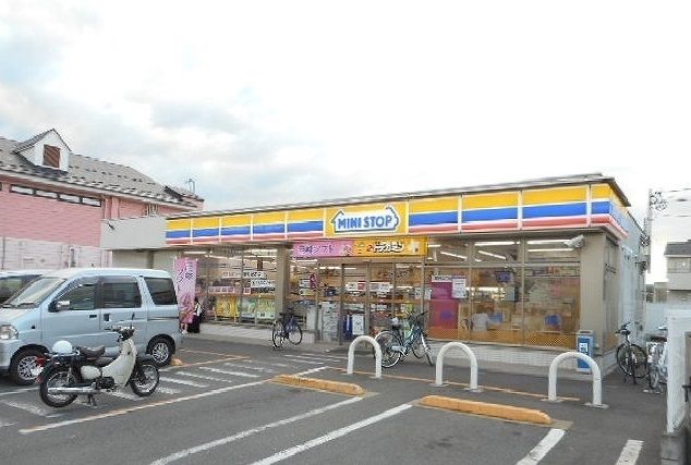 近くのミニストップまで35m（徒歩1分）