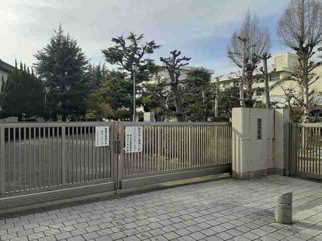 近くの岡北中学校まで75m（徒歩1分）