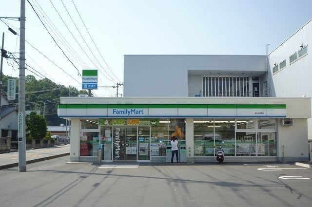 近くのファミリーマート韮山中條店まで290m（徒歩4分）