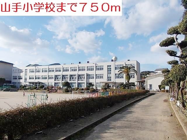 近くの小学校まで750m（徒歩10分）